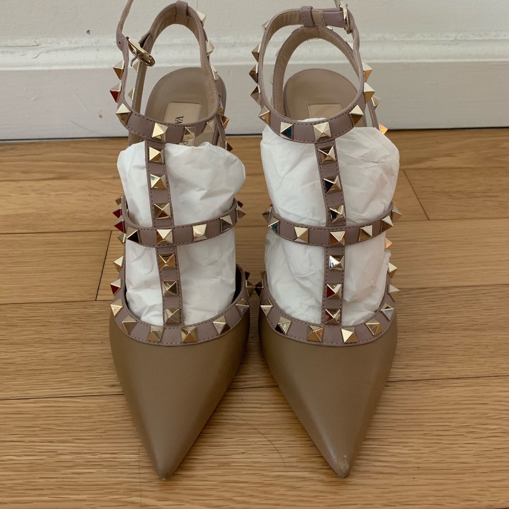 SOLD Valentino Garavani The Rockstud pumps